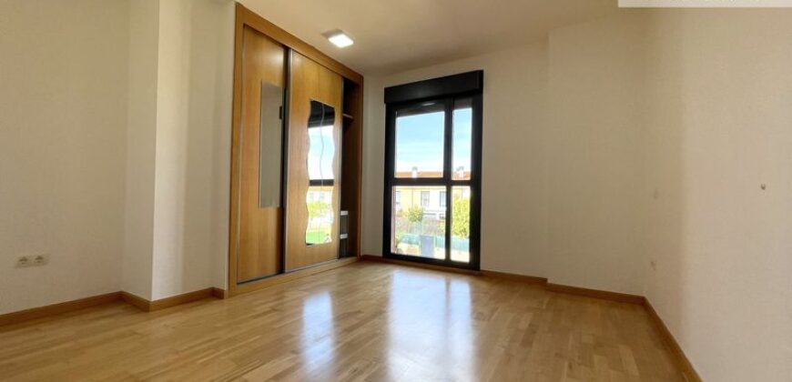 CHALET ADOSADO EN VENTA EN SALAMANCA